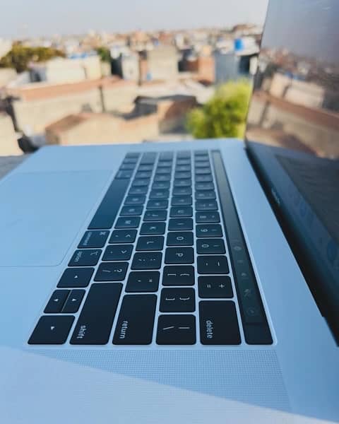 MacBook Pro 2019 15inch Core i9 32GB Ram 1TB SSD 4
