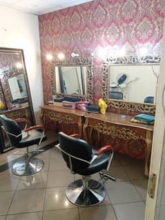 Chalta hova beauty parlour main college road near umt university for sale