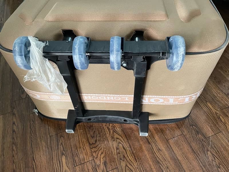 Brand new CARLTON Luggage Bags with wheels 4