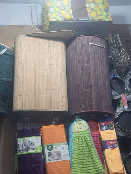 Basket made of Chinees Bamboo. Available in Round and Rectingle Shape 0