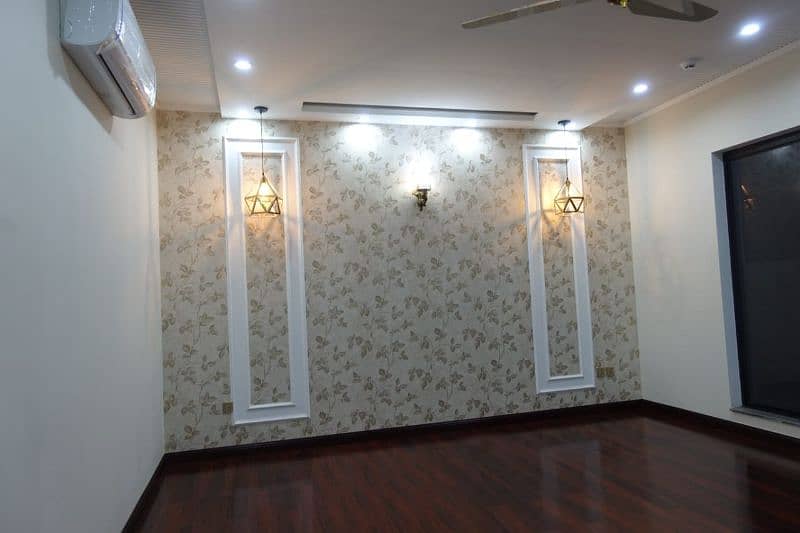 Flat Gulberg Fully Furnished 3 Beds For Rent Best For Foreigner  Class 6