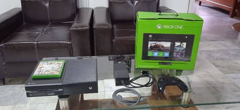 Xbox one (500GB) with box, original controller and GTA v original CD 1