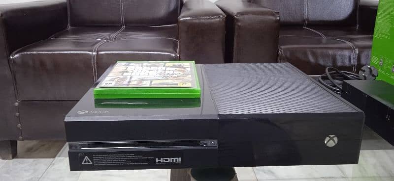 Xbox one (500GB) with box, original controller and GTA v original CD 3