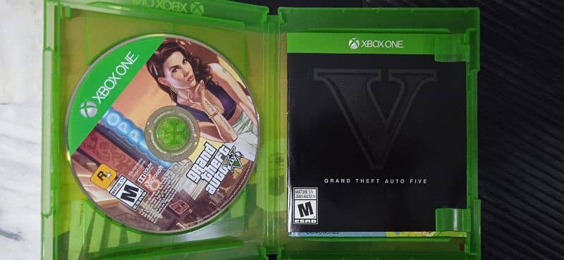 Xbox one (500GB) with box, original controller and GTA v original CD 9