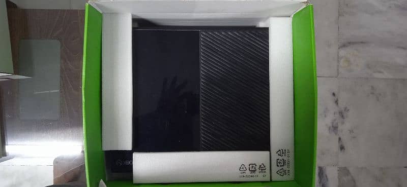 Xbox one (500GB) with box, original controller and GTA v original CD 12