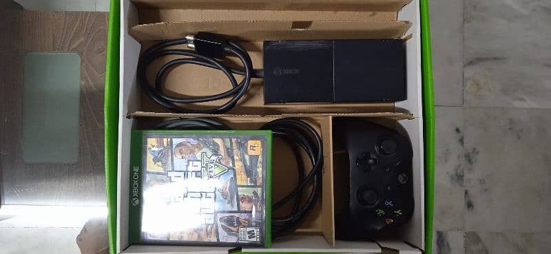 Xbox one (500GB) with box, original controller and GTA v original CD 13