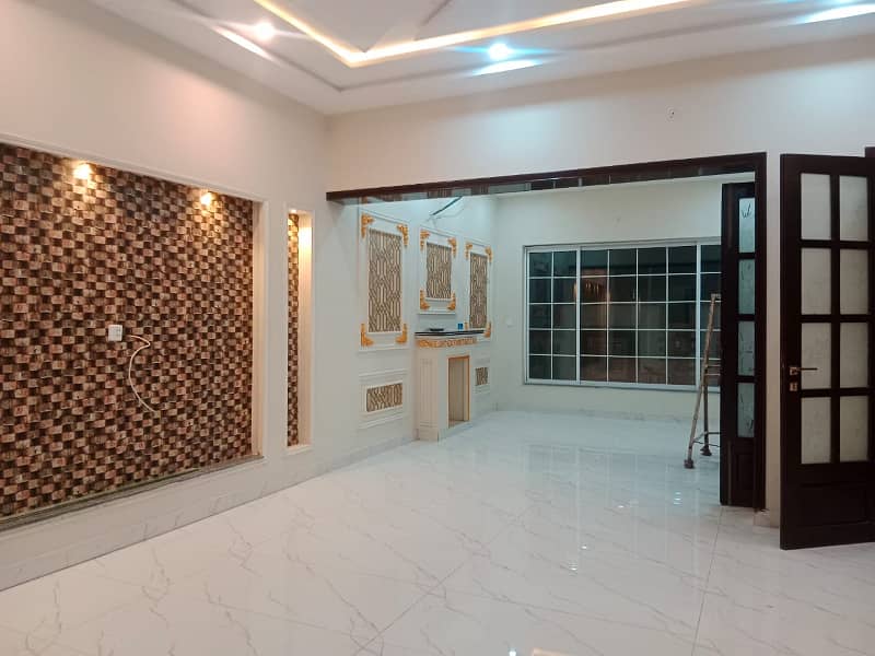 Cheap price 10 MARLA beautiful house for sale in Royal orchard 10