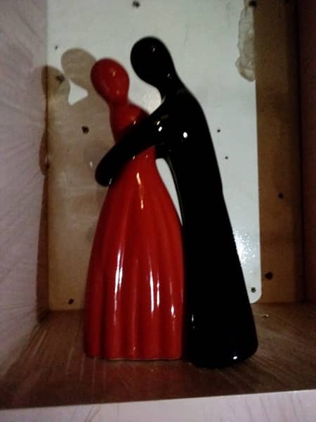 Red and black ceramic couple 0