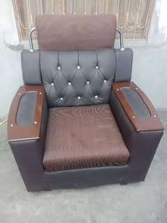 achi condition me he single or double seater sofa