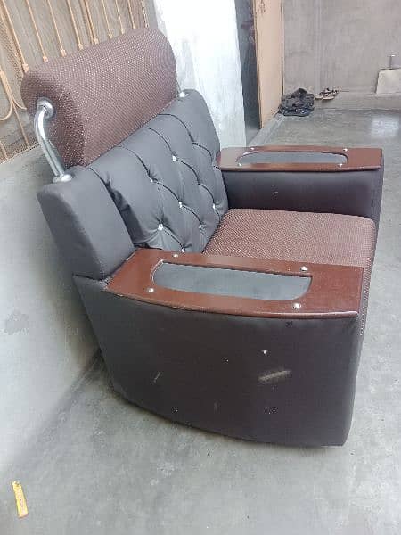 achi condition me he single or double seater sofa 1