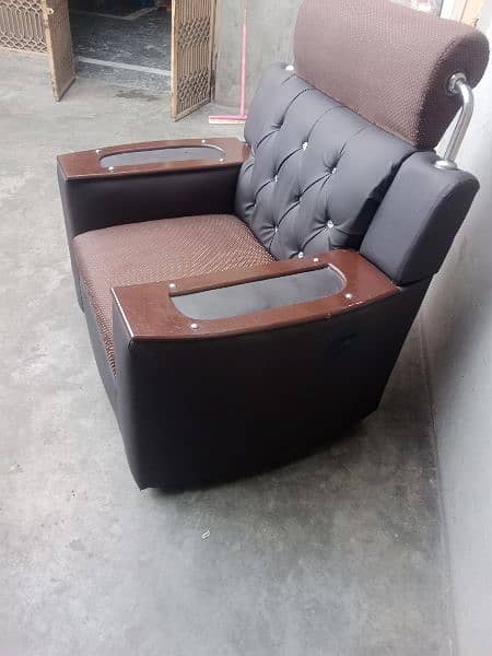 achi condition me he single or double seater sofa 3