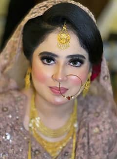 online services hyn Ghar jaky bridal make up or mehndi lagati hyn. .