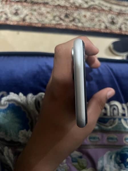 IPHONE XR NON PTA BUT SIM WORKING PERMENANTLY 2