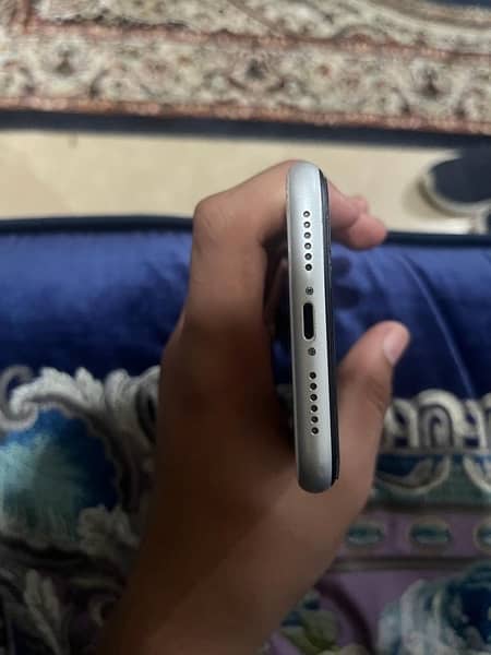 IPHONE XR NON PTA BUT SIM WORKING PERMENANTLY 3