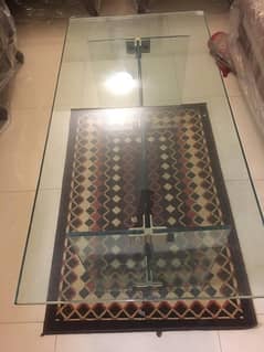 center table made of a very thick glass and in good condition