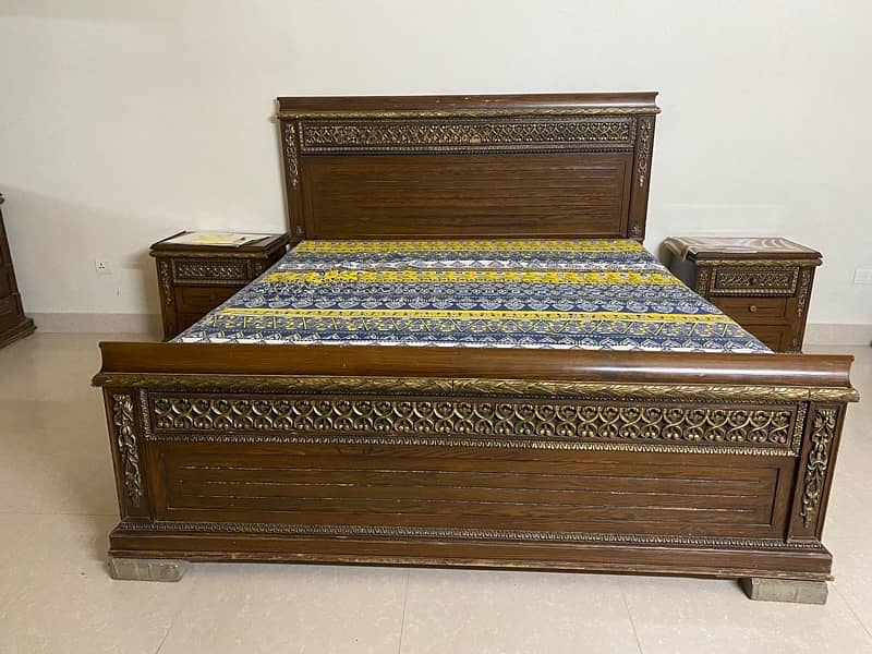 woodden  bed  in good  condition 1