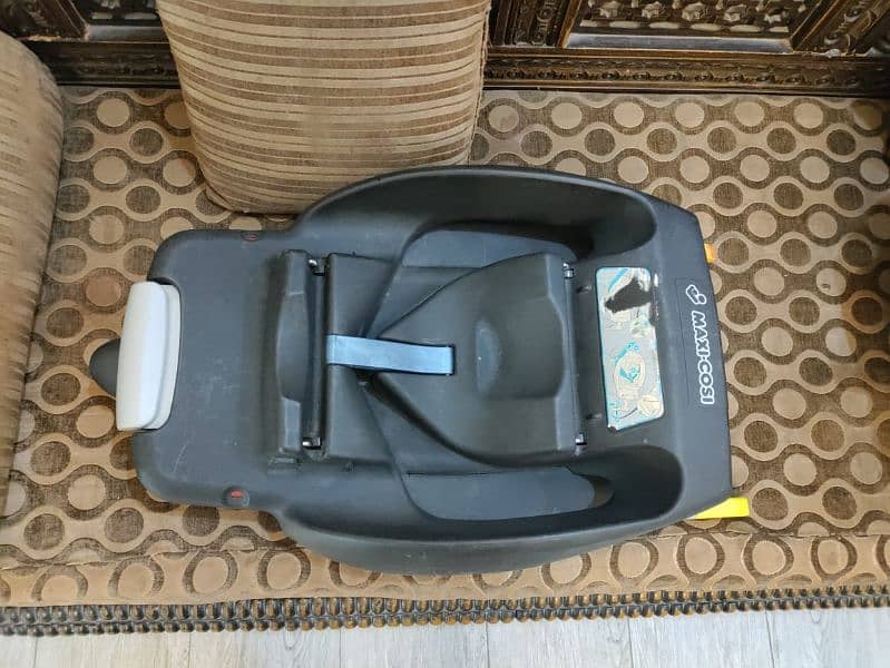 Baby car seat or carrier Maxi Cosi 1