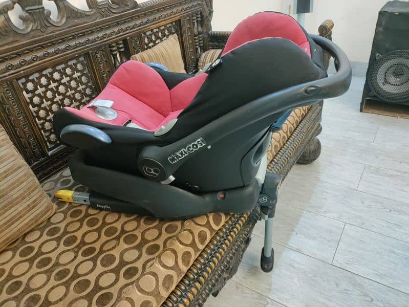 Baby car seat or carrier Maxi Cosi 3