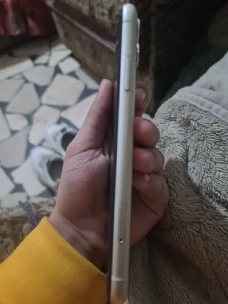 iphone 11 jv condition 10by8 battery health 85 ,64gb 7