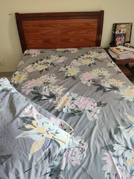 Single bed without mattress in almost new condition. Hardly used 1