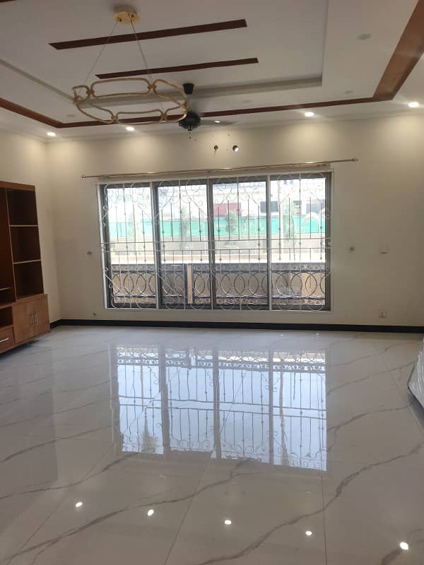 1 Kanal Lower portion with lawn available of rent 8