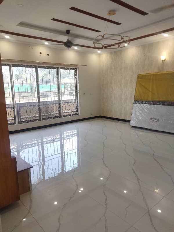 1 Kanal Lower portion with lawn available of rent 16