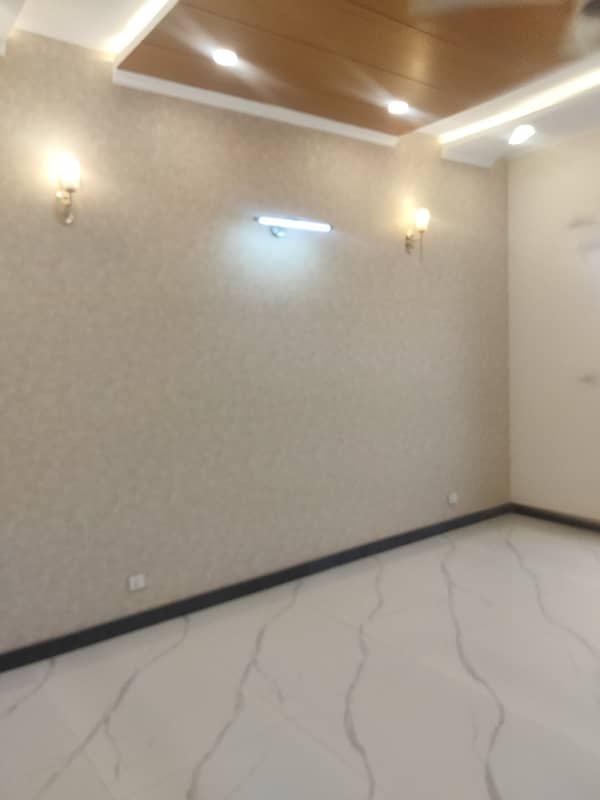 1 Kanal Lower portion with lawn available of rent 21