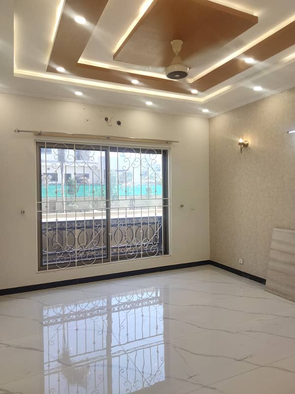 1 Kanal Lower portion with lawn available of rent 29