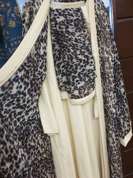 Selling Different Beautiful Printed Abayas with Stallers Condition New 3
