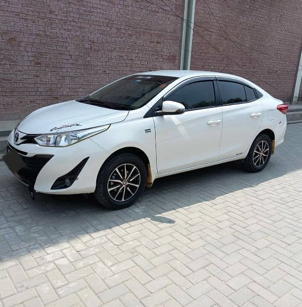 Toyota yaris 1.3 ative MT 2021 white coloure 1