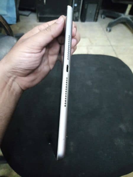 iPad 6 32GB (repaired) 5