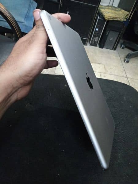 iPad 6 32GB (repaired) 7