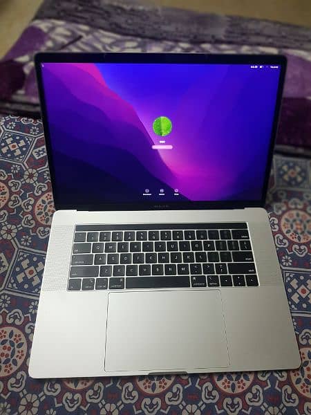 MacBook Pro 2018 15.4 inches Retina 0