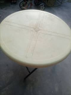 PLASTIC ROUND TABLE 0