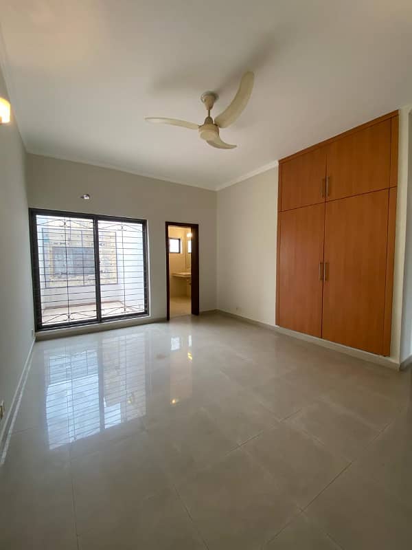 10 Marla Full House Available For Rent in DHA phase 8 19