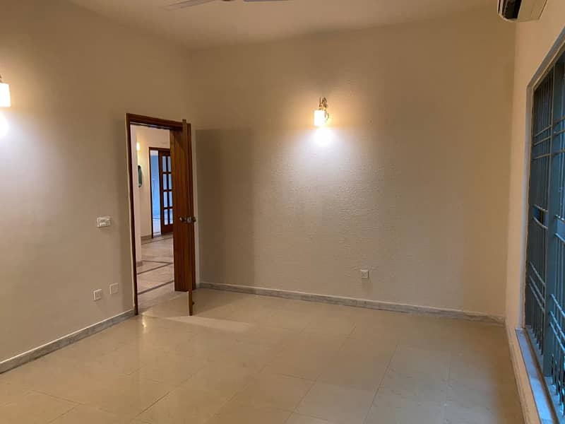 Kanal Lower Portion Available For Rent In DHA Phase 4 14