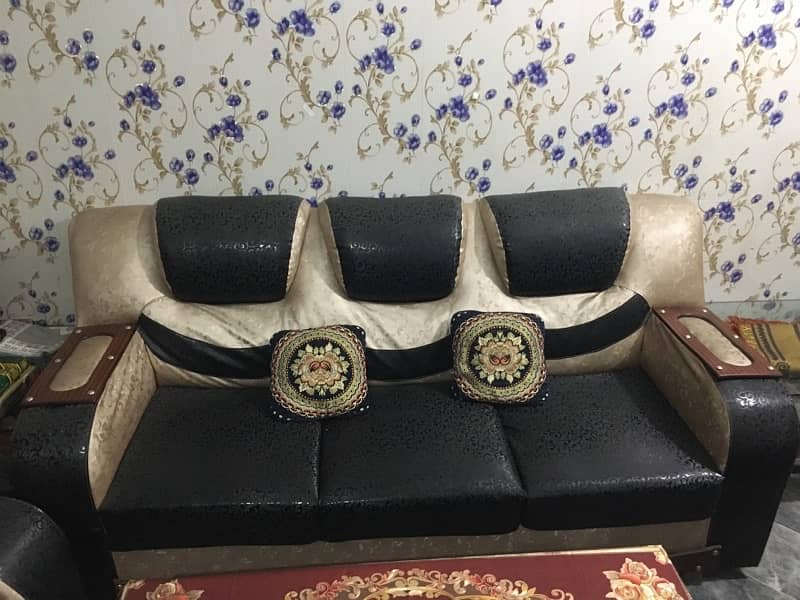 I am selling my sofa in best condition with 3 tables 0
