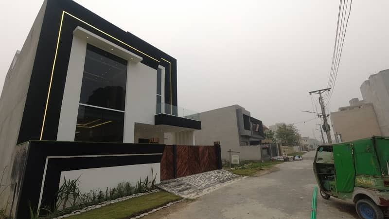10 Marla House Is Available For Sale In Bankers Co-operative Housing Society Lahore 3