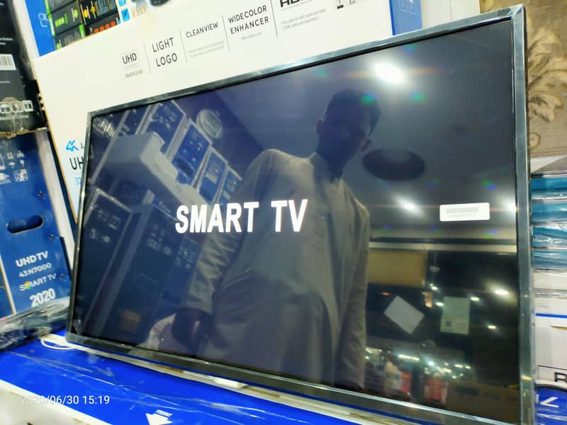 32 inch LED TV Smart Netflix youtube 2400 chanels free 3
