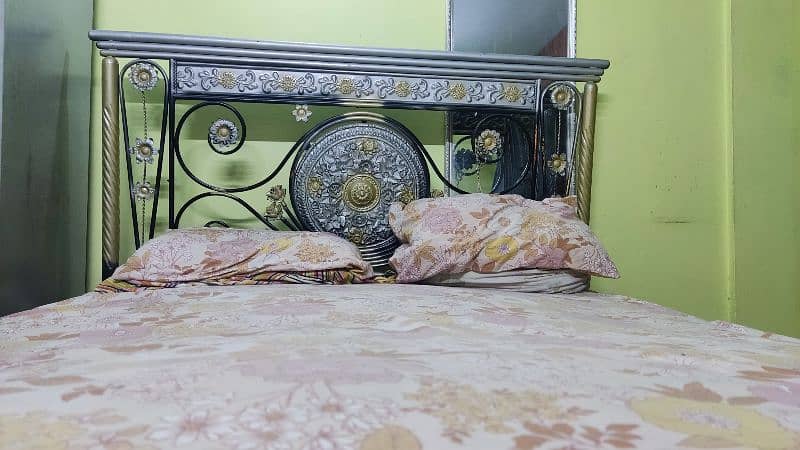 I am selling queen size bed with mattress 0