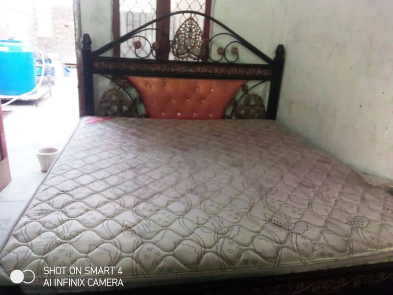 I want to sell my bed or spring mattress or singhar table 1