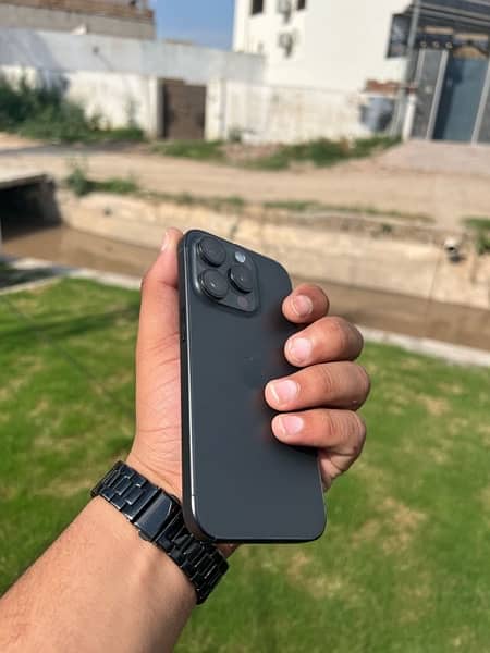 Iphone 15 Pro Black Titanium 1TB 2