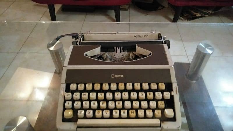 old antique Royal company typewriter 0