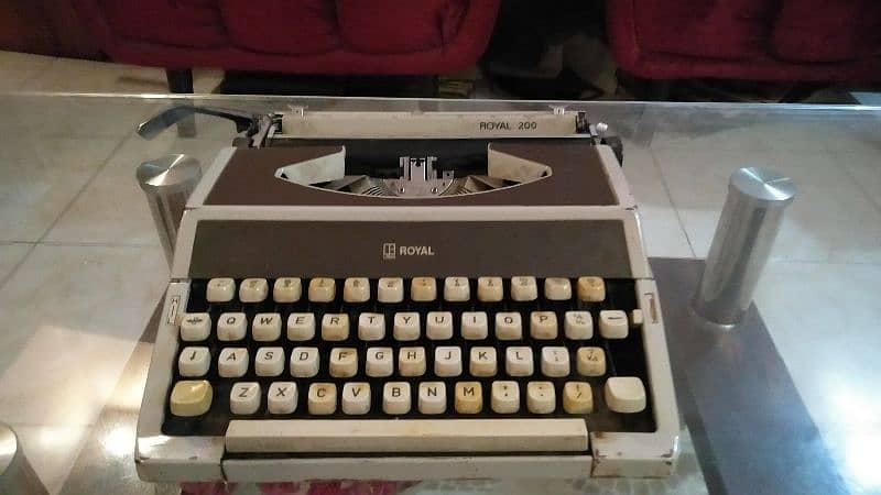 old antique Royal company typewriter 4