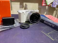 Sony ZV E10 - 10/10 Condition with Origional Charger, Full box