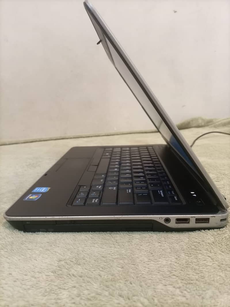 Dell 4th generation i7 processor with graphic card 2
