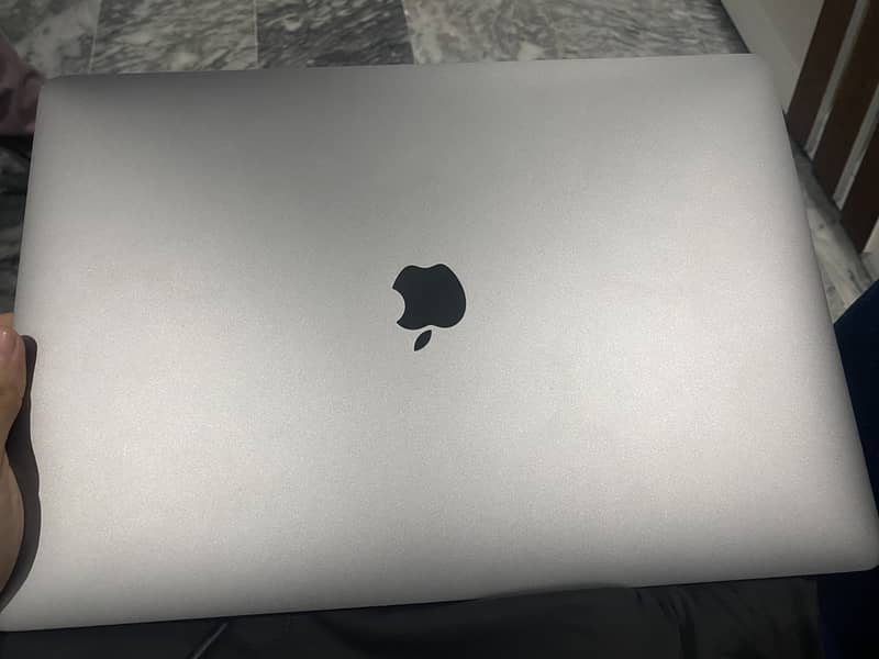 MacBook pro 2019 15 inches 3