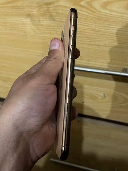 I phone 11 pro max used pta proved bettery health 83 good condition 2