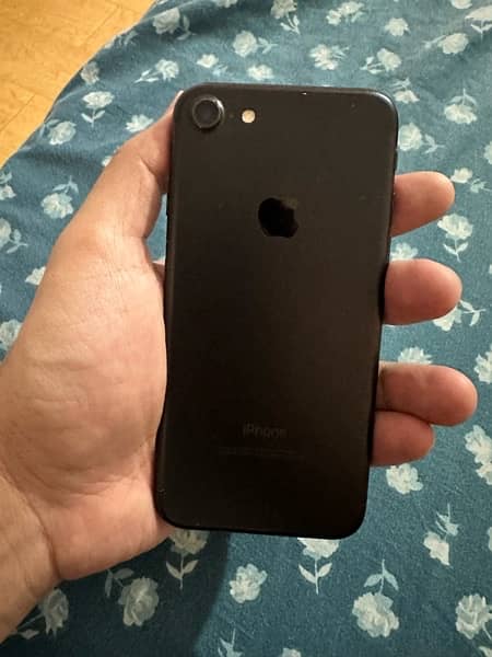 Iphone 7 128gb wth Box (PTA Approved) 1