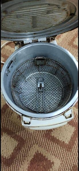 i have moulinex deep fryer in good condition price negotiable he 0